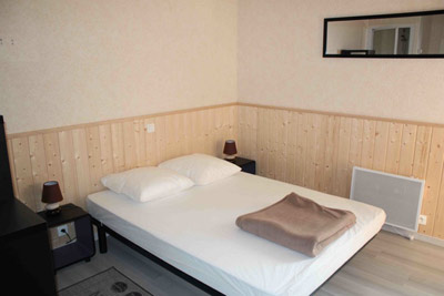 chambre lit de 140x190 avec cabine douche et lavabo